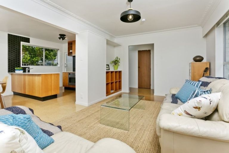 Photo of property in 2/38 Ayton Drive, Totara Vale, Auckland, 0629