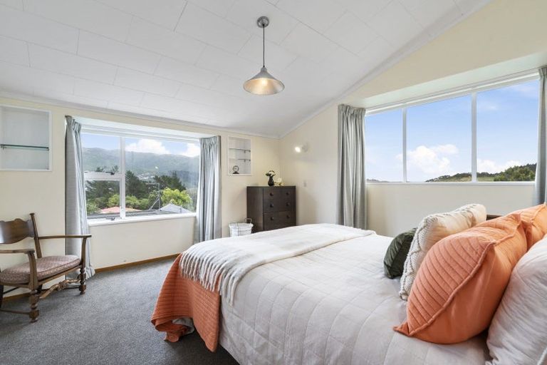 Photo of property in 72 Raroa Terrace, Tawa, Wellington, 5028