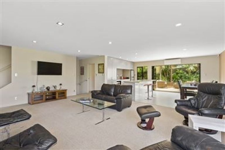Photo of property in 2/71 Pupuke Road, Northcote, Auckland, 0627