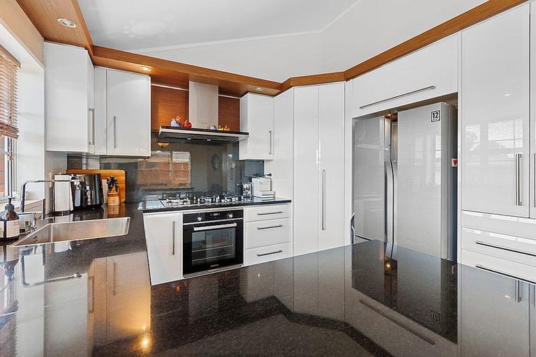 Photo of property in 35 Heta Road, Highlands Park, New Plymouth, 4312