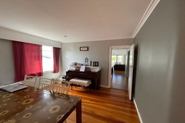 Photo of property in 23 Tobruk Crescent, Milford, Auckland, 0620