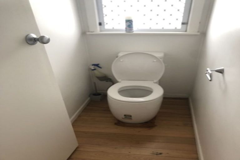 Photo of property in 100 Gossamer Drive, Pakuranga Heights, Auckland, 2010