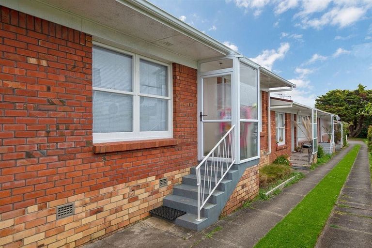 Photo of property in 2/43 Shakespeare Road, Milford, Auckland, 0620