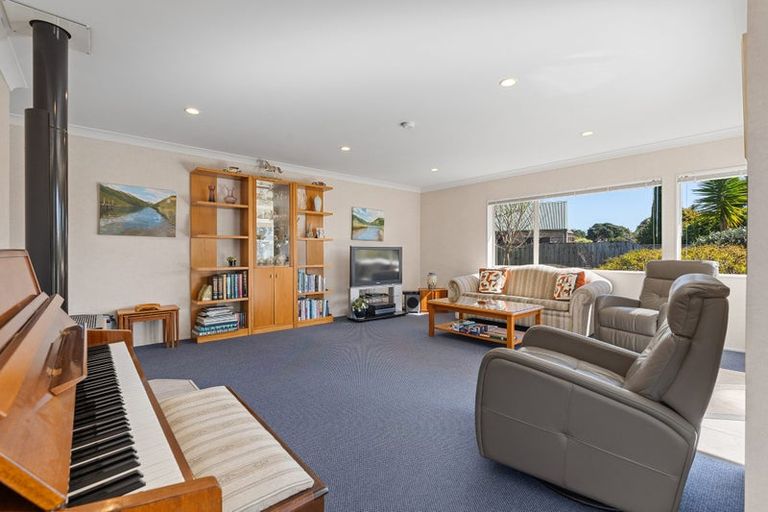 Photo of property in 40 Settlers Grove, Orewa, 0931