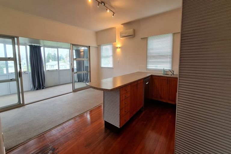 Photo of property in 10 Howard Road, Northcote, Auckland, 0627