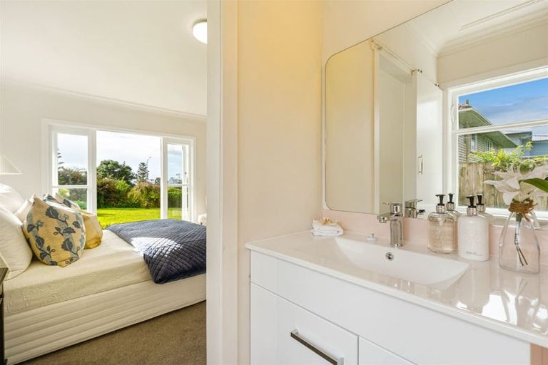 Photo of property in 1/516 Glenfield Road, Bayview, Auckland, 0629