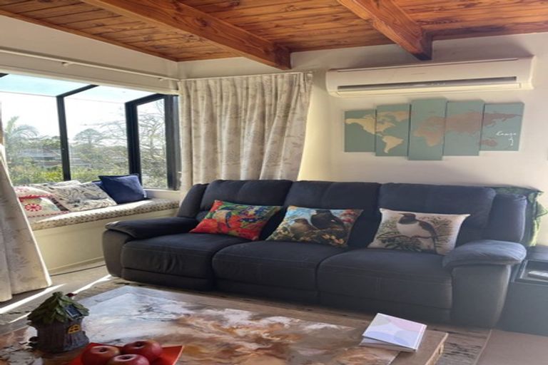 Photo of property in 1/191 Glenfield Road, Hillcrest, Auckland, 0627