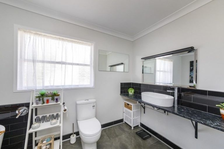 Photo of property in 6 Tabak Crescent, Takaro, Palmerston North, 4412