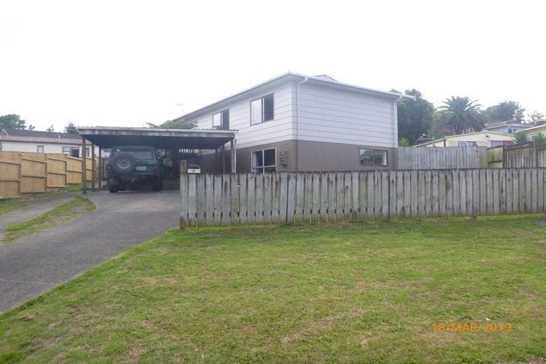 Photo of property in 8 St Catherine Crescent, West Harbour, Auckland, 0618