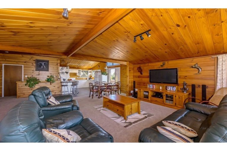 Photo of property in 1394 Whangaparaoa Road, Army Bay, Whangaparaoa, 0930