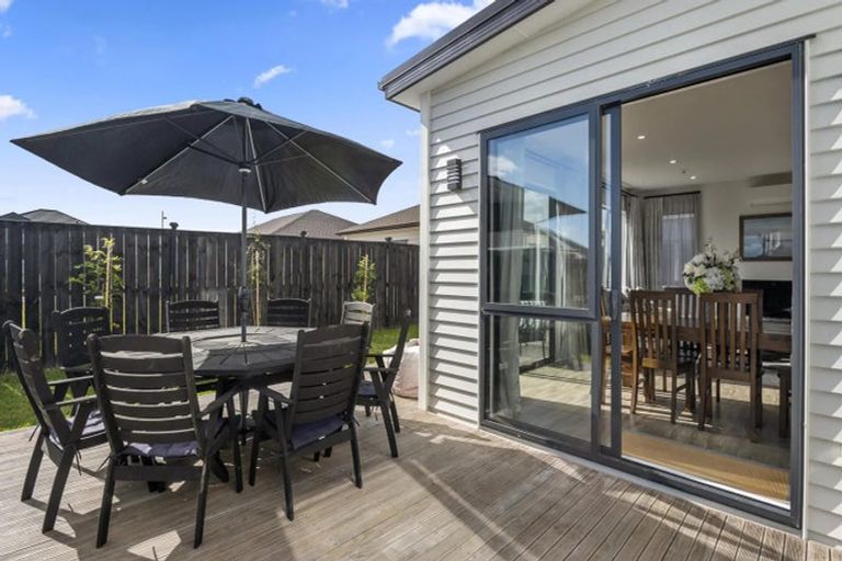 Photo of property in 11 Koiora Road, Clarks Beach, 2122