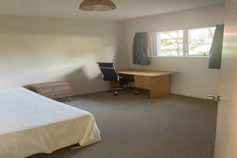 Photo of property in 2/479 Glenfield Road, Glenfield, Auckland, 0629