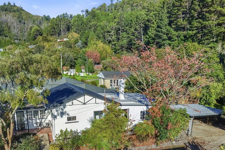Photo of property in 48 Kamahi Street, Stokes Valley, Lower Hutt, 5019