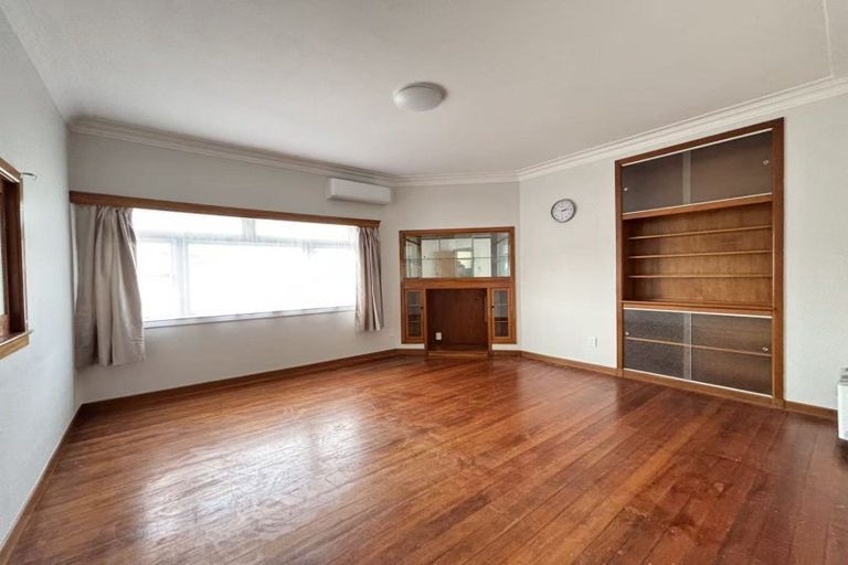 Photo of property in 39 Staveley Avenue, Mount Roskill, Auckland, 1041