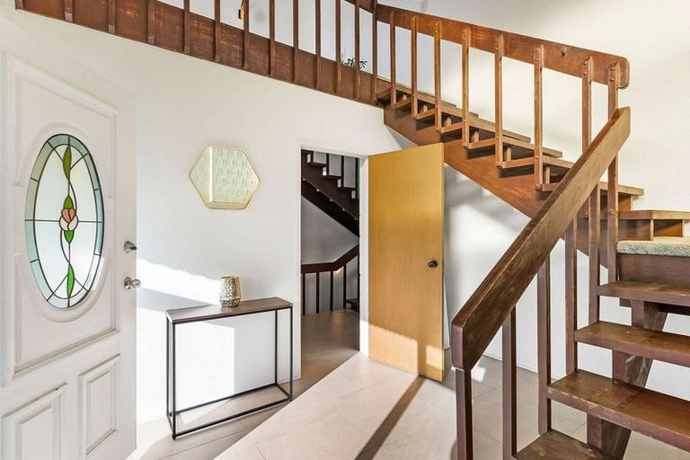 Photo of property in 36 Sunset Road, Unsworth Heights, Auckland, 0632