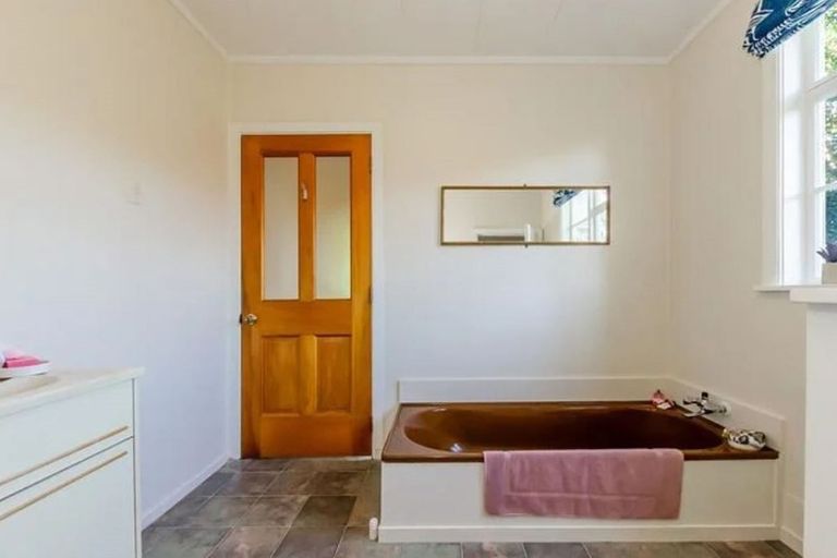 Photo of property in 28 Forest Road, Raumati South, Paraparaumu, 5032