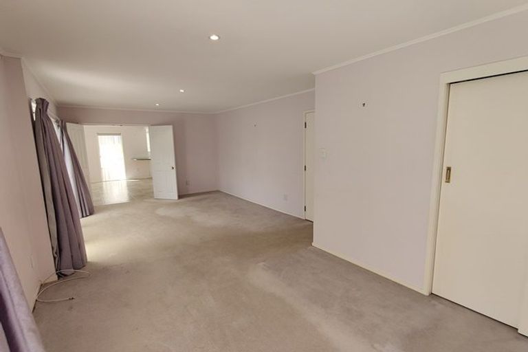 Photo of property in 60 Lewisham Street, Highland Park, Auckland, 2010