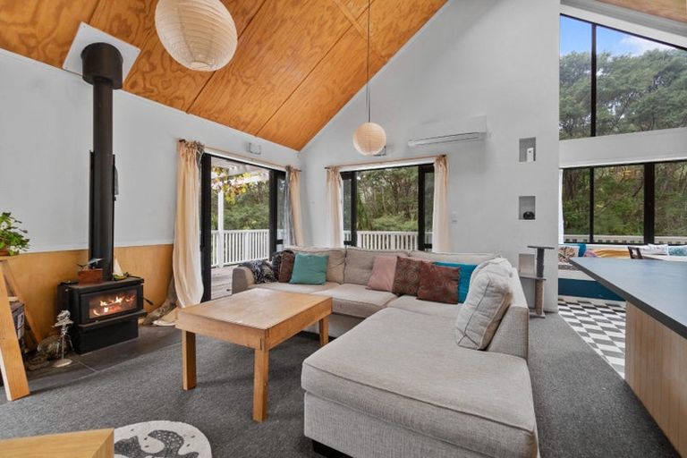 Photo of property in 140 Shaw Road, Oratia, Auckland, 0604