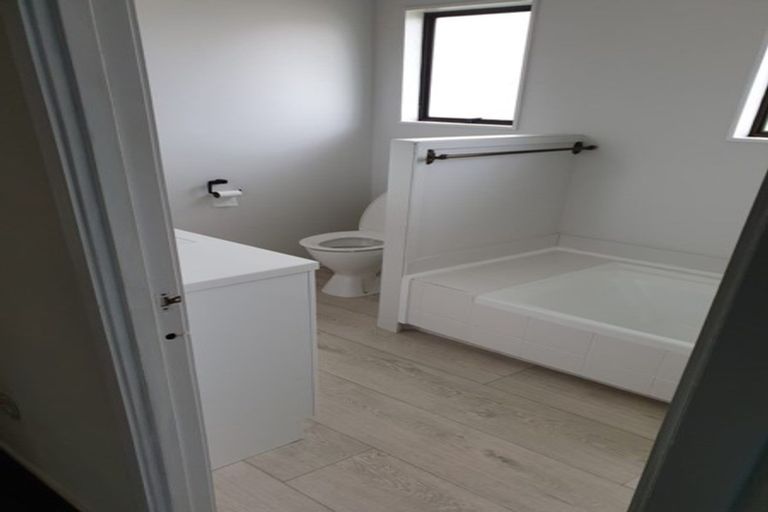 Photo of property in 28 Manaia View Road, One Tree Point, 0118