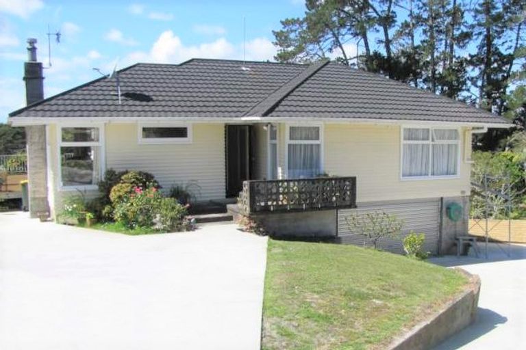 Photo of property in 12 Crystal Avenue, Glendene, Auckland, 0602