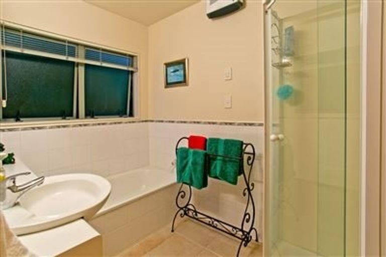 Photo of property in 2/24 Shakespeare Road, Milford, Auckland, 0620