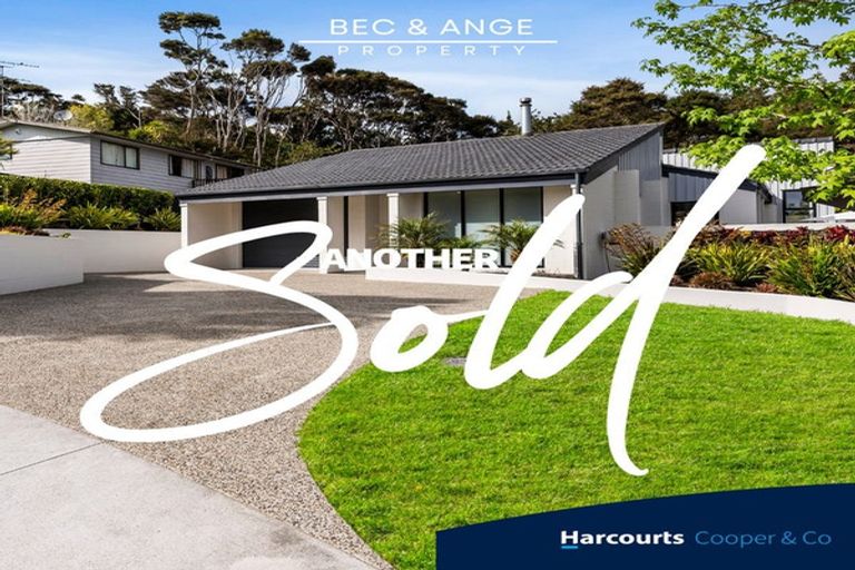 Photo of property in 11 Eugen Place, Bayview, Auckland, 0629