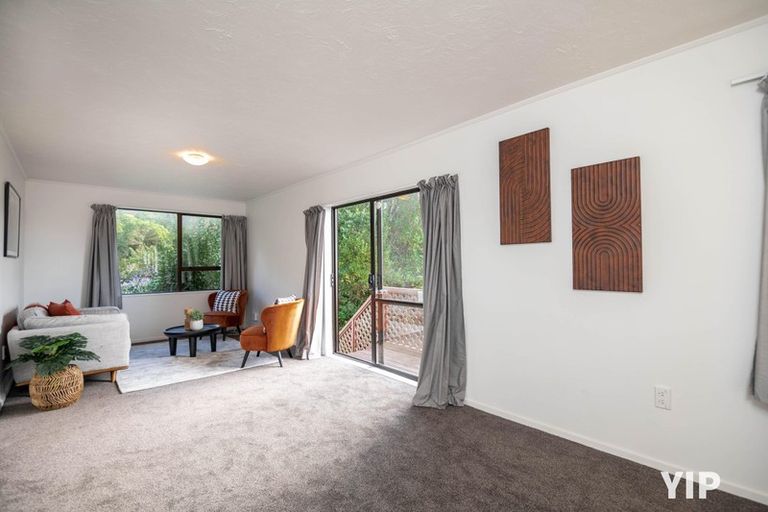 Photo of property in 27a Fernhaven Grove, Newlands, Wellington, 6037