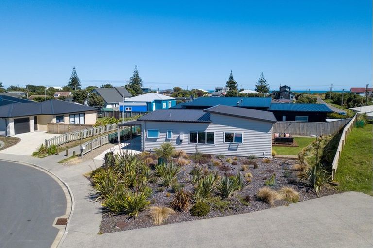Photo of property in 5 Seagrass Place, Otaki Beach, Otaki, 5512