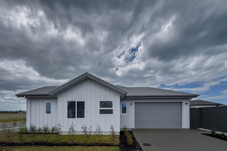 Photo of property in 102 Eriksen Road, Te Awa, Napier, 4110