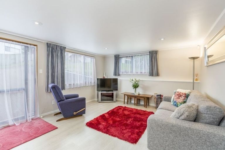 Photo of property in 33 Mandeville Place, Unsworth Heights, Auckland, 0632