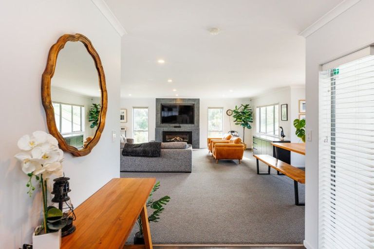 Photo of property in 103 Cashmere Drive, Fitzherbert, Palmerston North, 4410