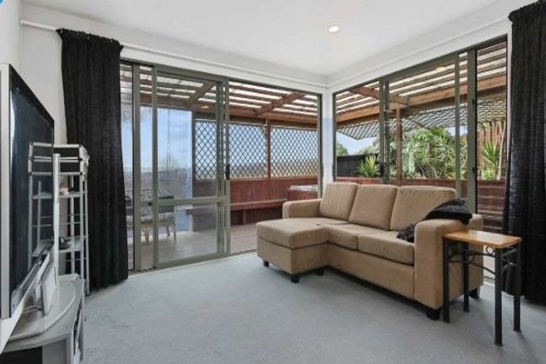 Photo of property in 2/206 Albany Highway, Schnapper Rock, Auckland, 0632