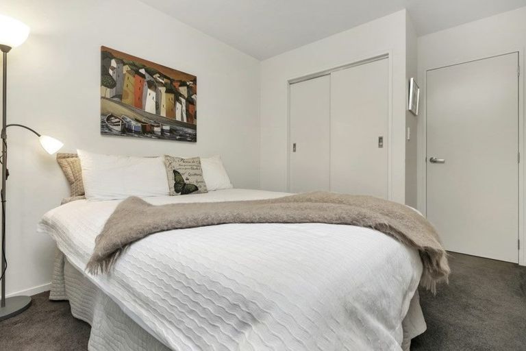 Photo of property in 150a Glenfield Road, Birkenhead, Auckland, 0626