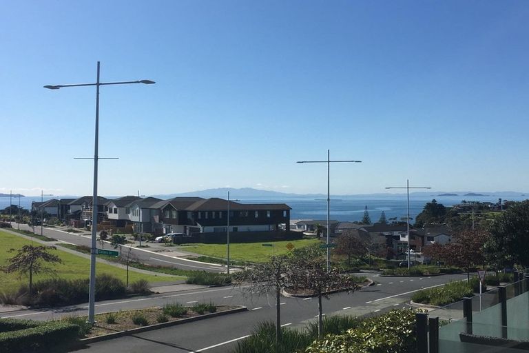 Photo of property in 28 Te Oneroa Way, Long Bay, Auckland, 0630