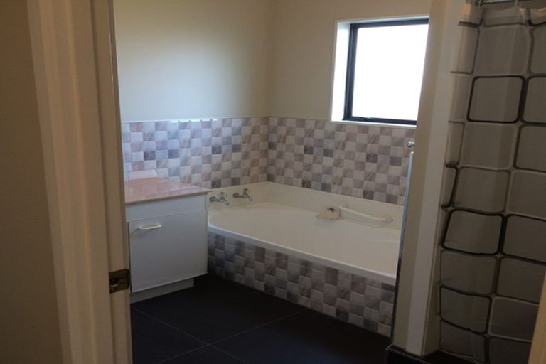 Photo of property in 2/65 Golf Road, New Lynn, Auckland, 0600