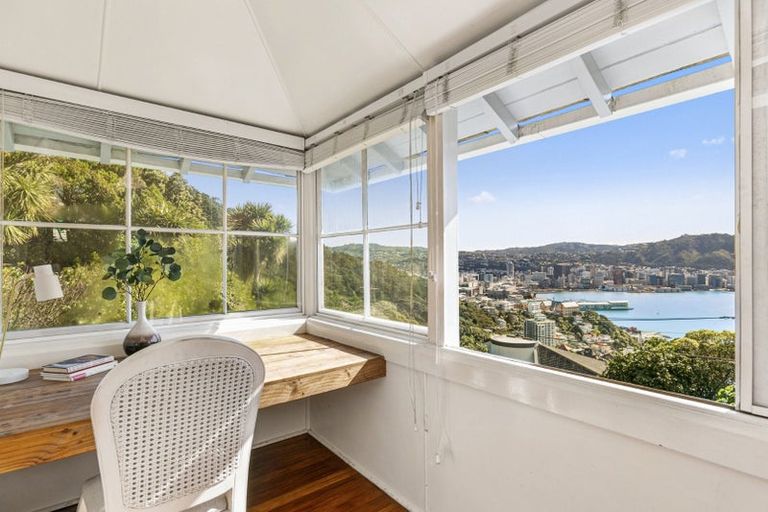 Photo of property in 45 Palliser Road, Roseneath, Wellington, 6011