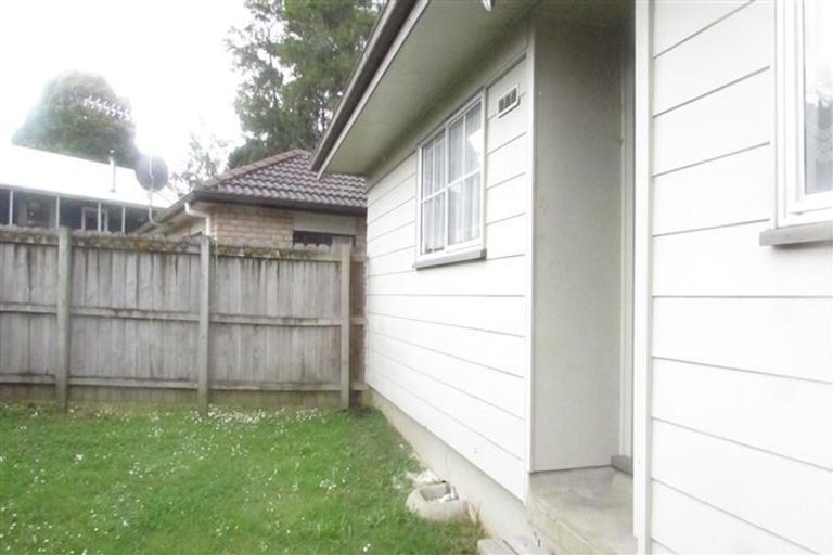 Photo of property in 33 Claverdon Drive, Massey, Auckland, 0614