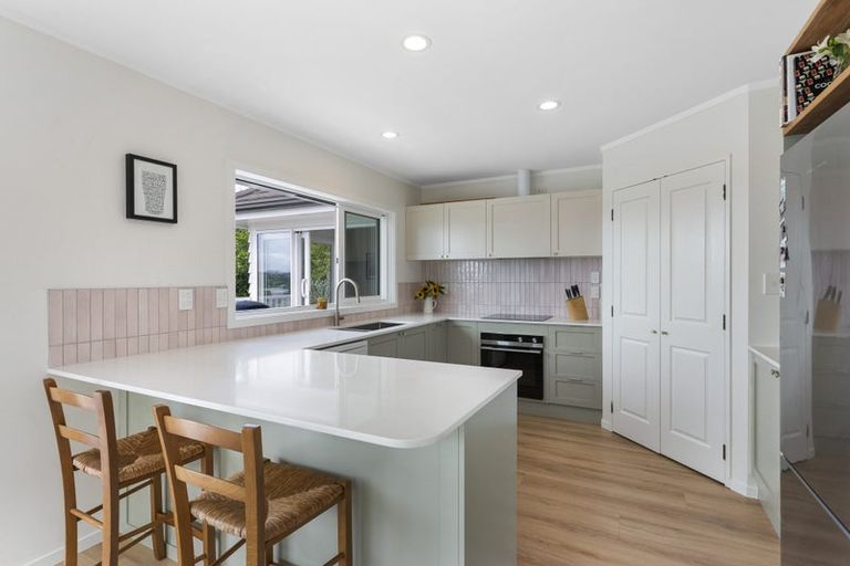 Photo of property in 2/37 Woodlands Crescent, Browns Bay, Auckland, 0630