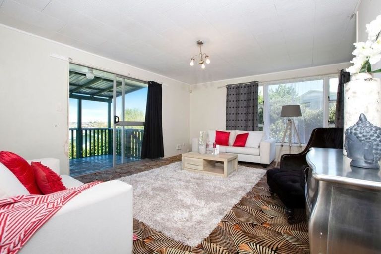 Photo of property in 17 Magdalen Place, West Harbour, Auckland, 0618