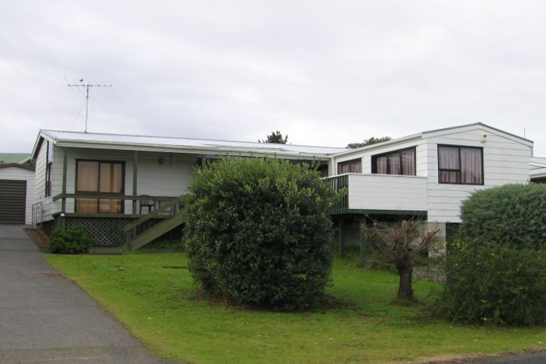 Photo of property in 16 Pioneer Crescent, Omaha, 0986