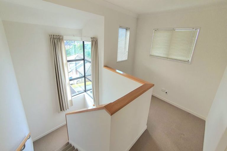Photo of property in 35 Trotting Terrace, Fairview Heights, Auckland, 0632