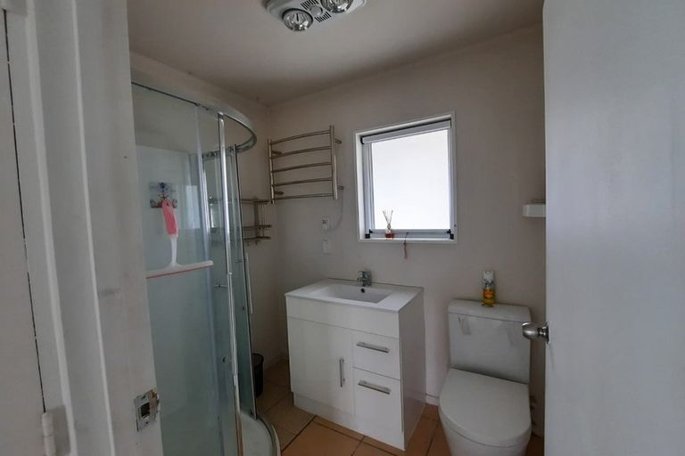 Photo of property in 2/102 Lynwood Road, New Lynn, Auckland, 0600