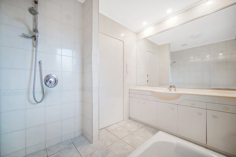 Photo of property in 1/28 Fairdale Place, Birkdale, Auckland, 0626