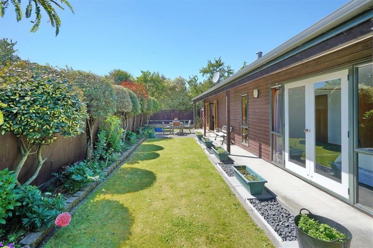 Photo of property in 2/52 Northcote Road, Northcote, Christchurch, 8052