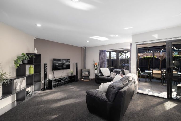 Photo of property in 2/66 Broadhaven Avenue, Parklands, Christchurch, 8083