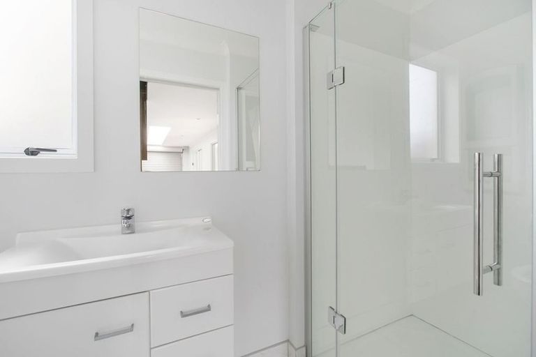 Photo of property in 1 Mchardy Place, Glenfield, Auckland, 0627