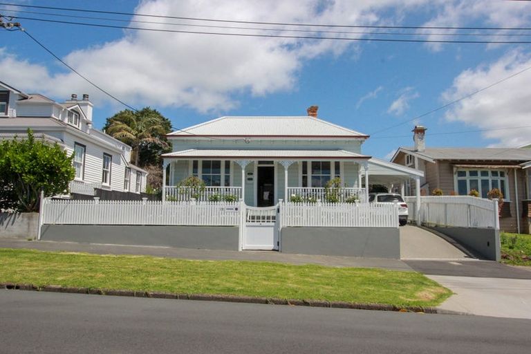 Photo of property in 12 Richmond Avenue, Northcote Point, Auckland, 0627