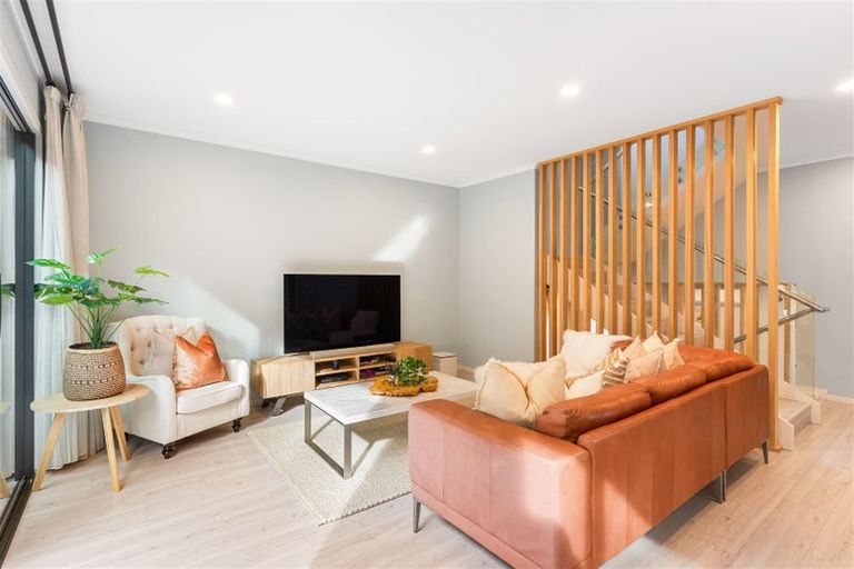 Photo of property in 33d Wairau Road, Forrest Hill, Auckland, 0627