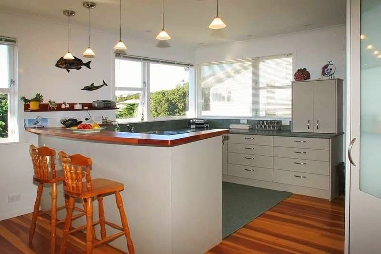Photo of property in 28 Taupo Crescent, Plimmerton, Porirua, 5026