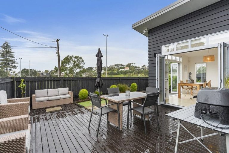 Photo of property in 11 William Bayes Place, Red Beach, 0932